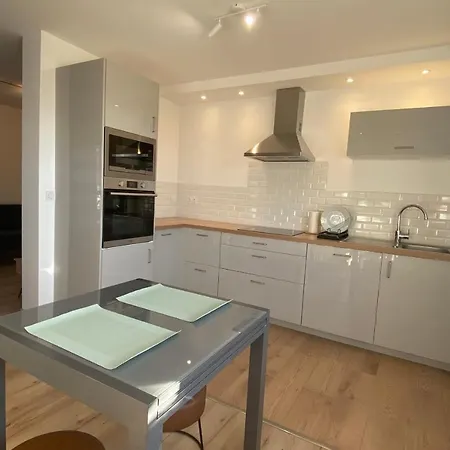 Portes De La Vielle - 3 Bedrooms & Parking *